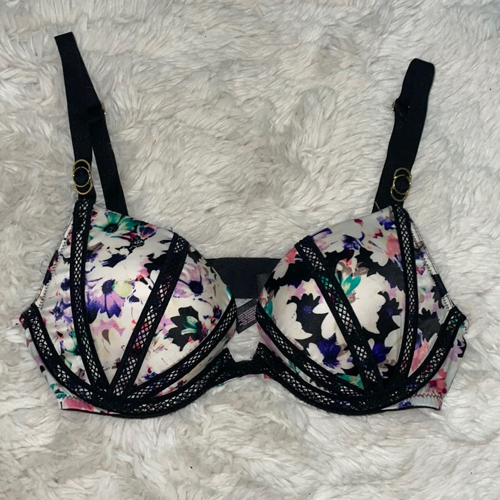 Victoria secrets “very sexy push-up Bra” 32C